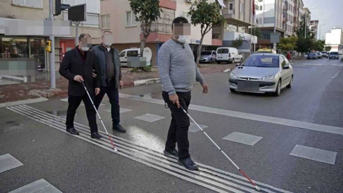 Erişilebilirlik Hâlâ Hayal: Görme Engelliler Belediyelere Sesleniyor